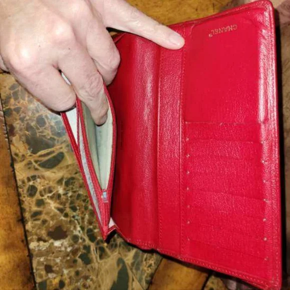 Red Chanel vertical wallet - Picture 5 of 8